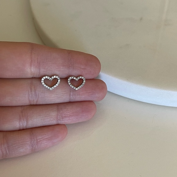 NEW Silver stud earrings small heart shaped - Picture 3 of 5